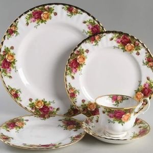 VINTAGE - NIB - Royal Albert 5 Piece Place setting "Old Country Roses"